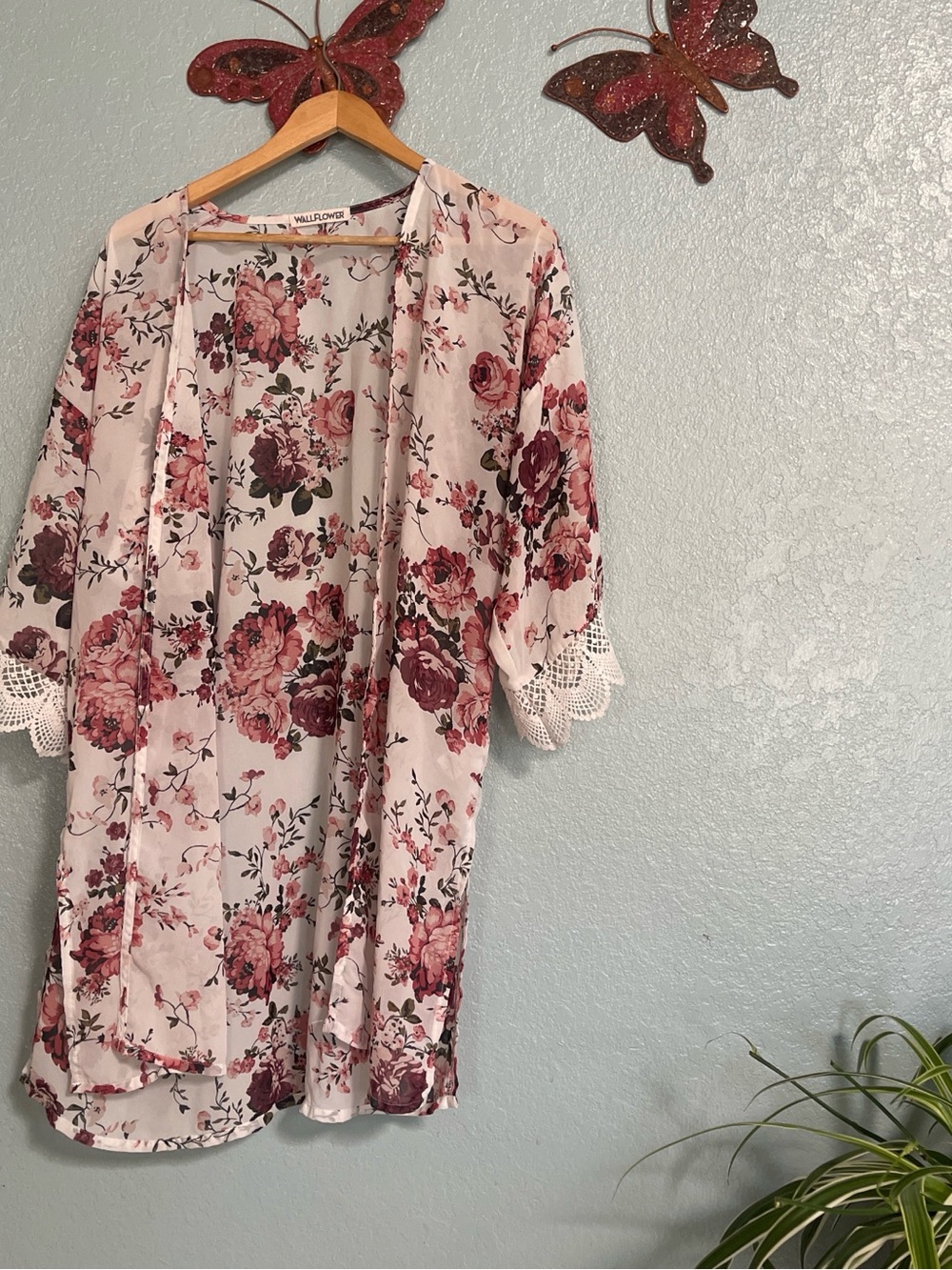 Wallflower Blush Floral Lace-Trim Kimono Robe